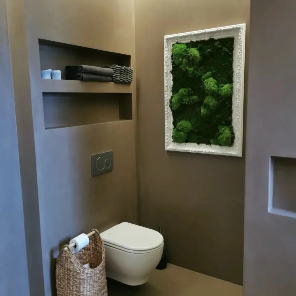 Závěsné WC a dlouhá nika v taupe stěrce
