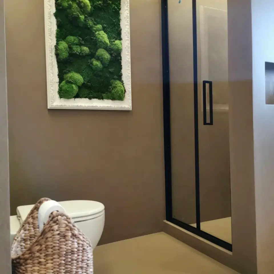 WC a sprchové dveře v koupelně s taupe stěrkou