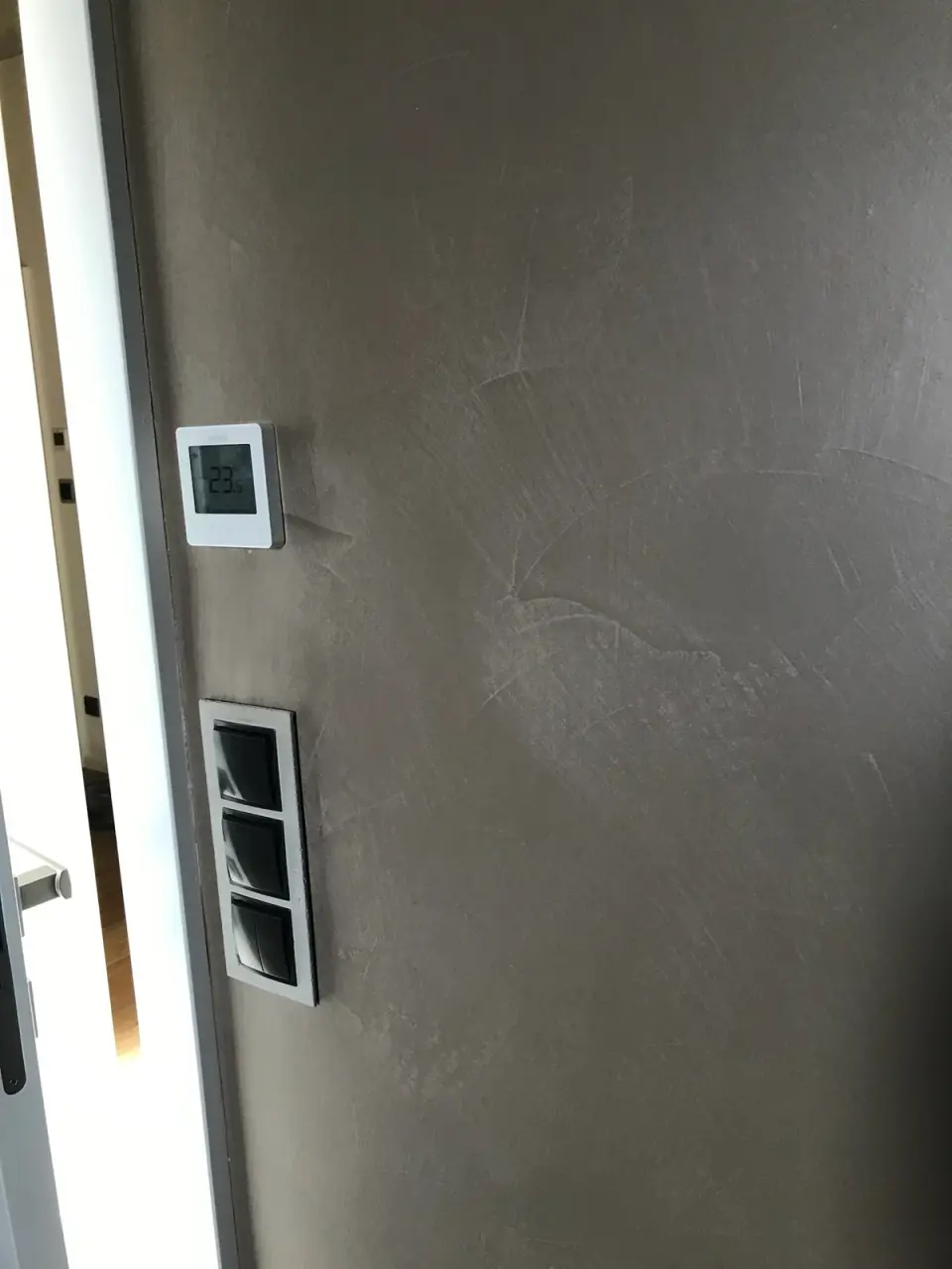Taupe stěrka s jemným reliéfním ornamentem u zárubně dveří