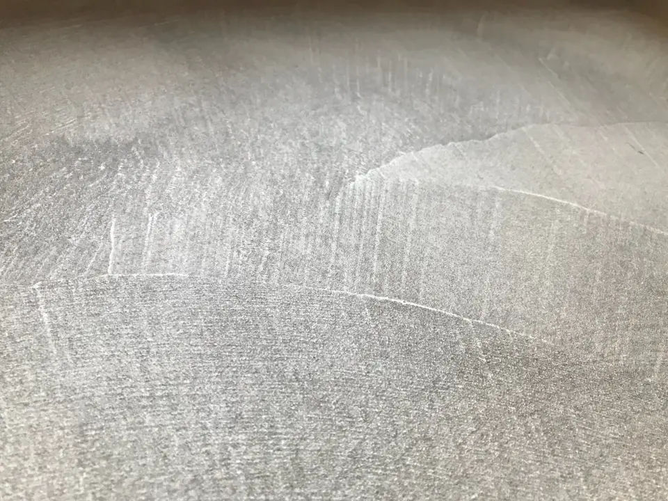 Detail podlahové stěrky se stopami hladítka