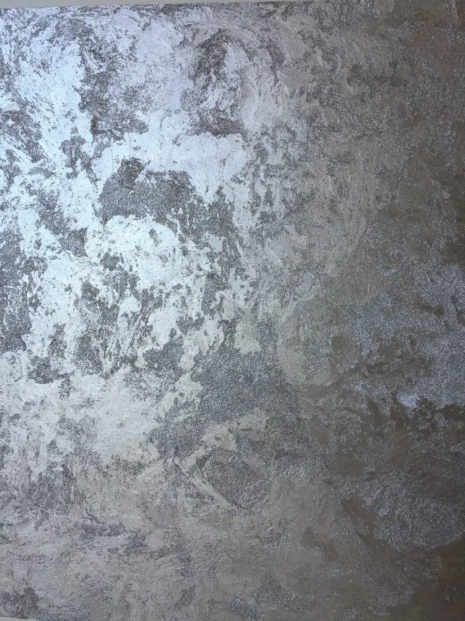 Detail třpytivých ploch ve stříbrné metalické stěrce