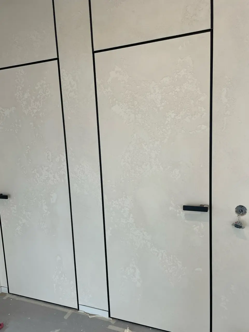Skryté dveře ve stěrce na celé výšce stěny