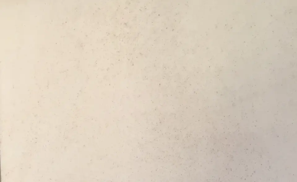 Detail jemně zrnité béžové stěrky na stěně kuchyně
