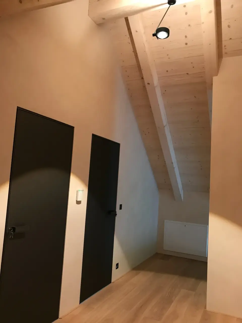 Podkrovní chodba se stěnami ve světlé stěrce