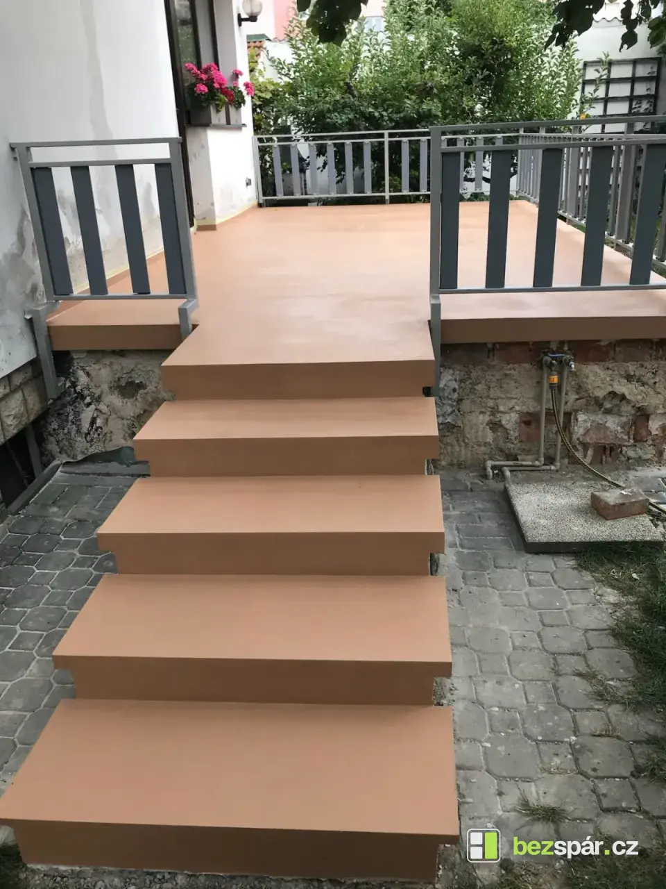 Terakotová stěrka na schodech a terase