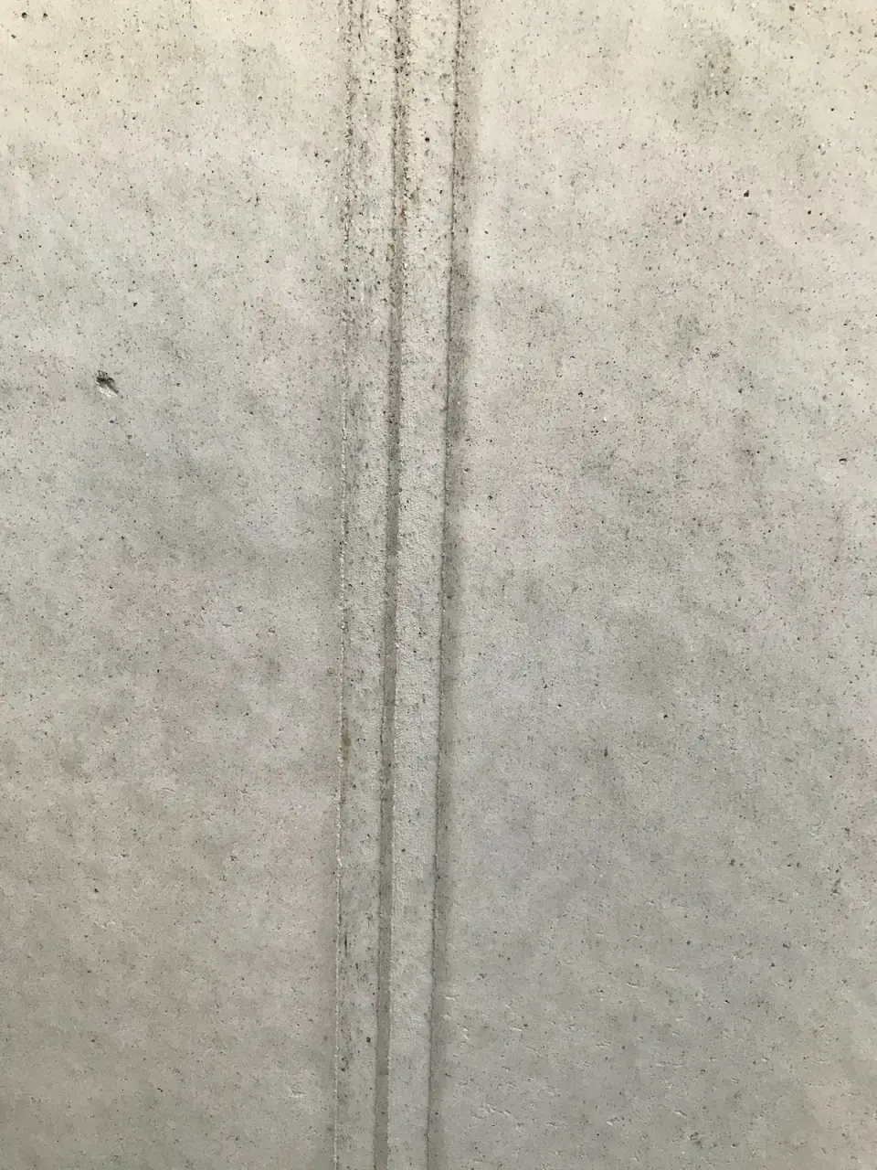 Detail dvojité drážky ve venkovní betonové stěrce