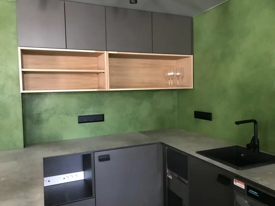 Kuchyňská zástěna v zelené stěrce