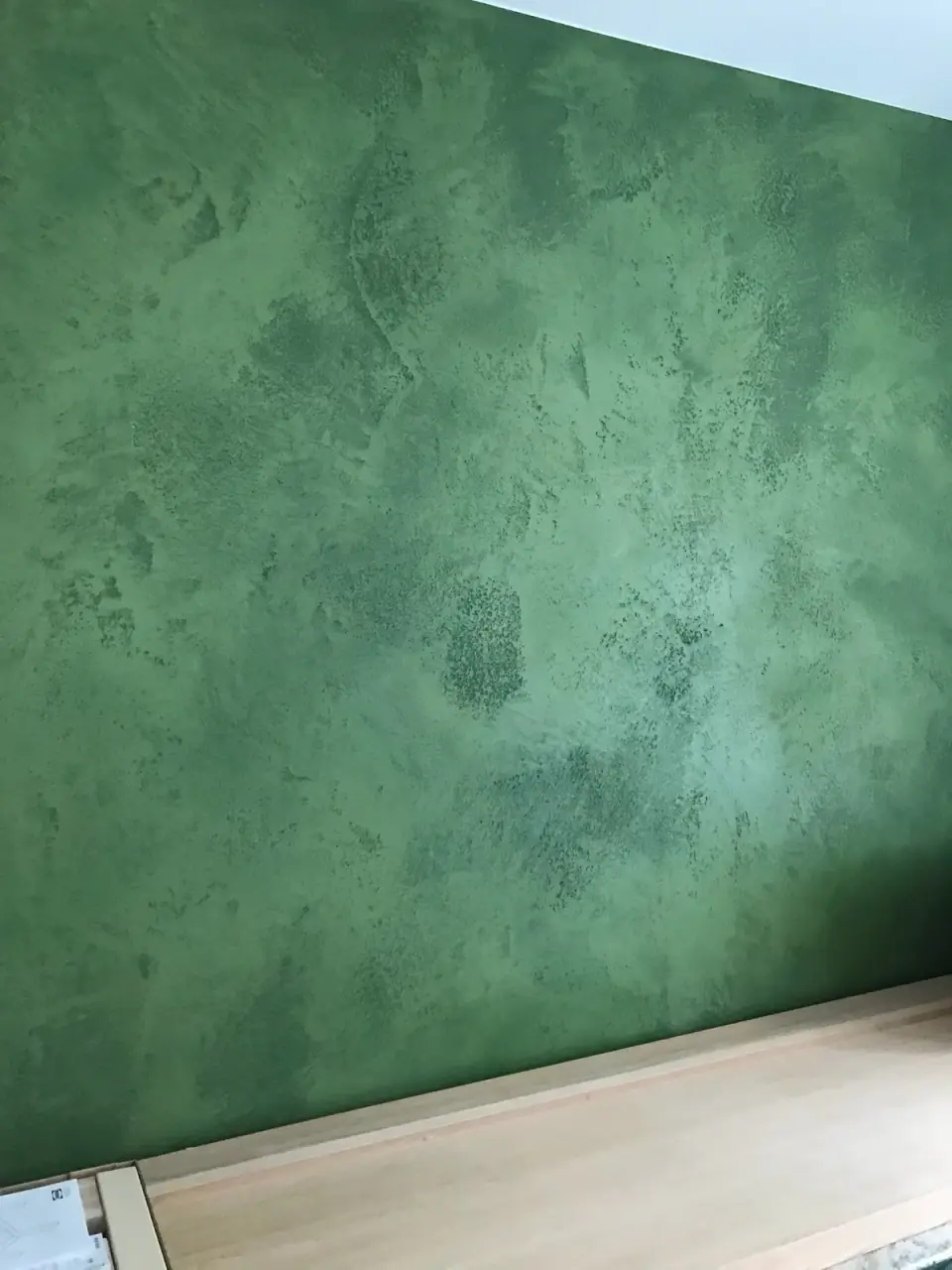 Detail tmavě zelené mramorované stěrky